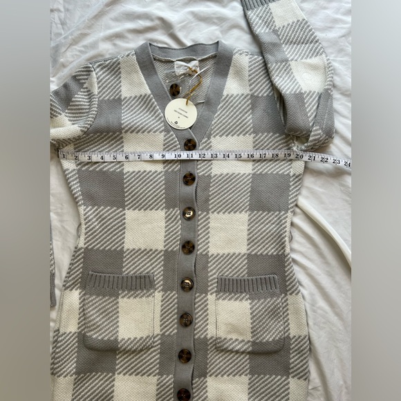NWT Olive & Oak Gray/Ivory Plaid Sweater - Picture 2 of 6